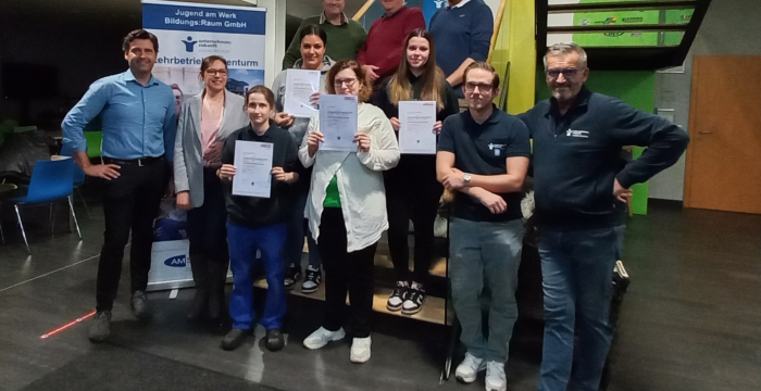 Gruppenbild mit den Kandidatinnen und der Prüfungskommission © Jugend am Werk