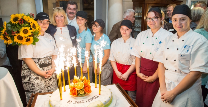 Konditoreilehrlinge mit der Jubiläumstorte © APA-Fotoservice/Krisztian Juhasz
