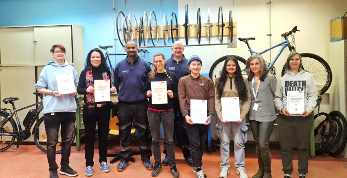 Gruppenfoto Lehrabschluss Fahrradmechatronik © Jugend am Werk