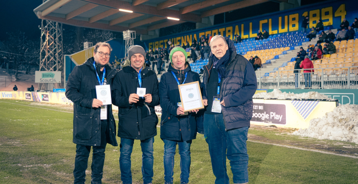 Gruppenfoto Übergabe Urkunde Partnerbetrieb an First Vienna FC, Februar 2026 © FotobyHofer/Christian Hofer