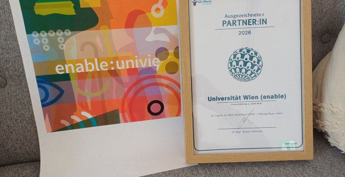 Urkunde vor dem Logo von Universität Wien (enable) © Jugend am Werk