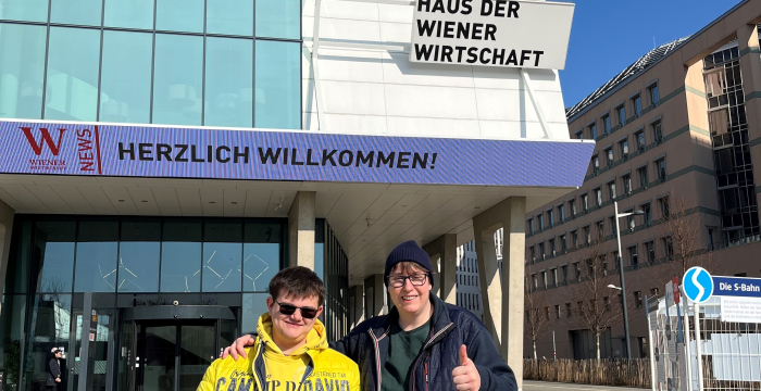 Lukas Fischer und seine Berufsausbildungsassistentin Ulrike Brandecker freuen sich © Jugend am Werk