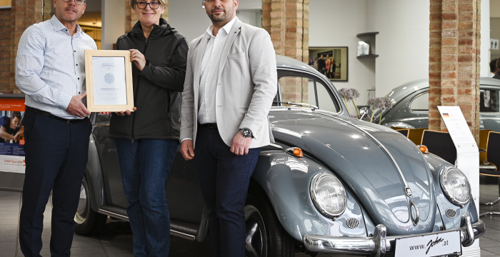 Gruppenfoto mit Urkunde Partnerbetrieb 2026, Autohaus John © Jugend am Werk