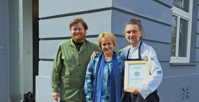 Gruppenfoto mit Urkunde Partnerbetrieb 2026, Marz & Sohn © Jugend am Werk