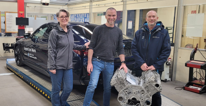Herr Haibl von BMW mit dem gespendeten Motor gemeinsam mit der Standortleitung und Unternehmensbetreuung © Jugend am Werk