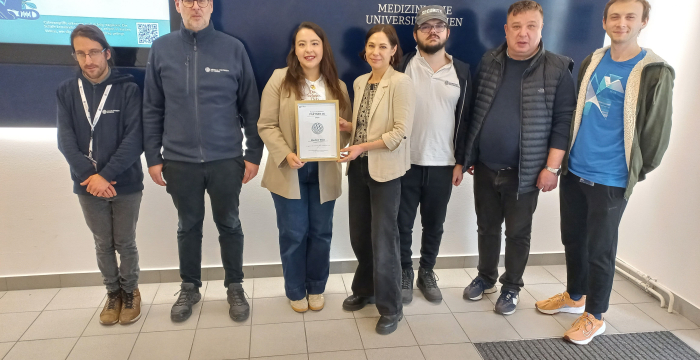 Grupppenfoto mit Urkunde Partnerbetriebe 2026, Medizinische Universität Wien © Jugend am Werk