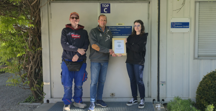 Gruppenfoto mit Urkunde Partnerbetriebe 2026, Elektro Lukasser GmbH © Jugend am Werk