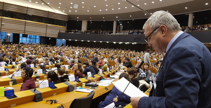 Ossi Föllerer vom Selbstvertretungszentrum Wien bei seiner Rede im Europäischen Parlament. © Inclusion Europe