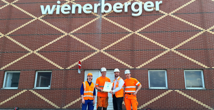Gruppenfoto mit Ukrunde Partnerbetriebe 2026, Wienerberger Österreich GmbH © Jugend am Werk