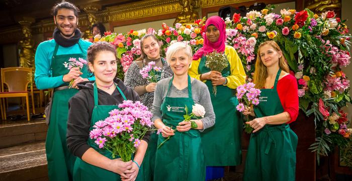 Lehrlinge und Ausbilderinnen im Wiener Musikverein beim Dekorieren © Jugend am Werk