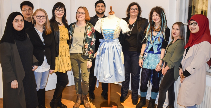 Gruppenfoto mit Lehrlingen im Volkskundemuseum © Jugend am Werk