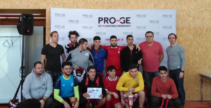 Gruppenfoto der siegreichen Fußballmannschaft © Jugend am Werk