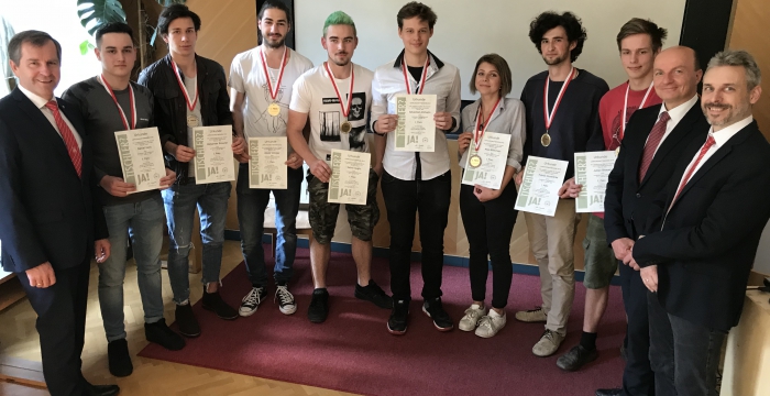 Gruppenfoto der siegreichen Lehrlinge mit der Tischlerinnung © Wirtschaftskammer Wien, Innung der Tischler/innen