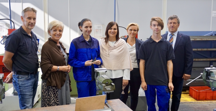 von links nach rechts: Ausbilder Johann Pimperl, Landtagsabgeordnete Doris Prohaska, Lehrling Simone Seybold, Landesrätin Astrid Eisenkopf, Geschäftsführerin Brigitte Gottschall-Müller, Lehrling Daniel Nikitscher und Standortleiter Herbert Preinsperger © Angela Gludovatz