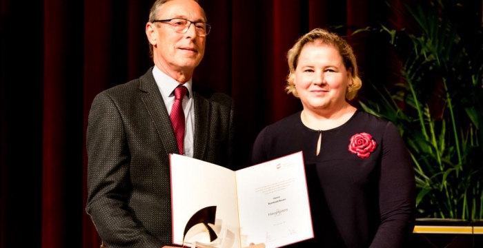Reinhold Bauer mit ÖGB-Vizepräsidentin Korinna Schumann © ÖGB-Verlag, Daniel Flamme
