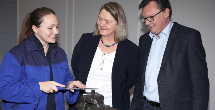 Teilnehmerin Petra Widhalm mit AMS-Landesgeschäftsführerin Helene Sengstbratl und Soziallandesrat Norbert Darabos © Wolfgang Sziderics, Landesmedienservice
