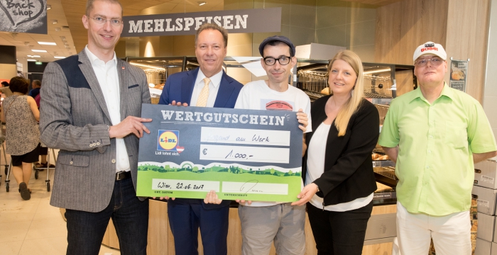 Ronny Bauer (Geschäftsführer Lidl), Bezirksvorsteher Franz Prokop, Michael Ertl, Birgit Hadler und Willi Rychnofsky von Jugend am Werk bei der Spendenübergabe © Lidl Österreich