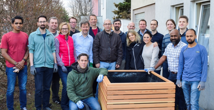 Gruppenfoto von der Hochbeetspende © Jugend am Werk