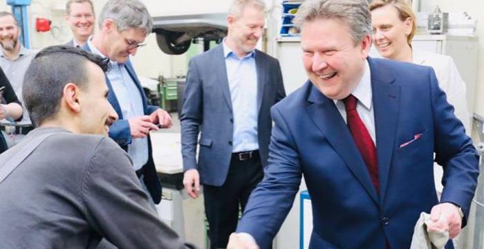 Bürgermeister Michael Ludwig schüttelt die Hand mit einem Lehrling © Christian Fürthner