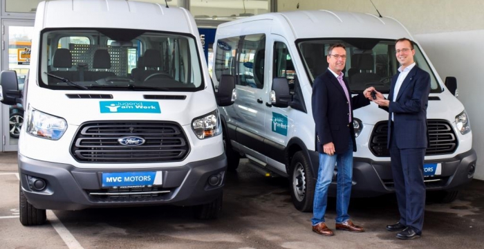 Ford-Standortleiter Christian Holejsovsky übergibt dem stellvertretenden Geschäftsführer von Jugend am Werk, Wolfgang Bamberg, die Autoschlüssel. © Jugend am Werk