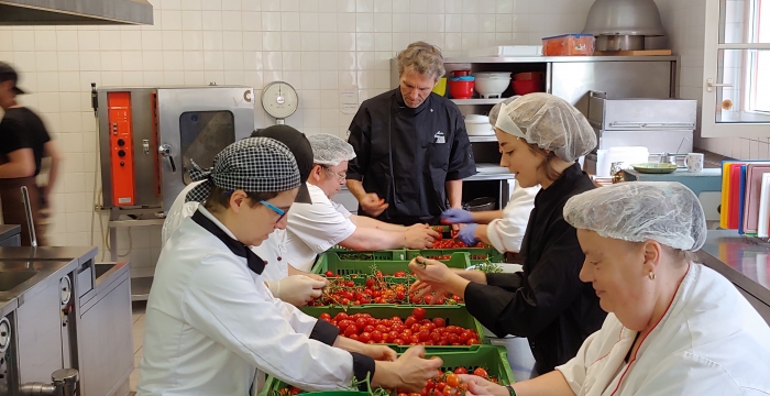 Blick auf die Gastrogruppe beim Einkochen der Paradeiser © Jugend am Werk
