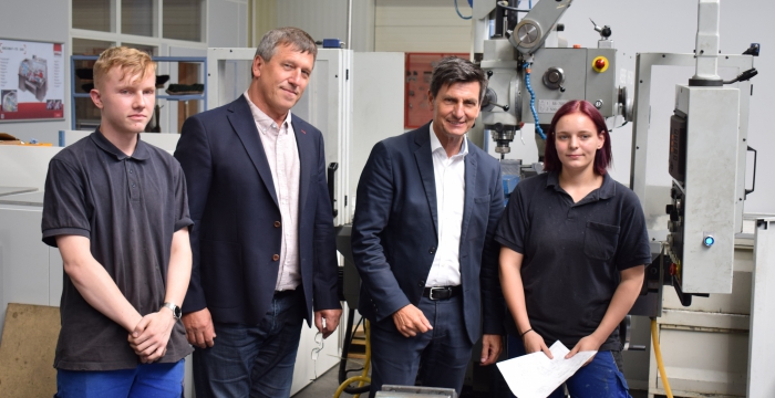 Lehrling Lukas Böhm, Leiter Herbert Preinsperger, Landesrat Illedits und Lehrling Irene Urschler © Jugend am Werk