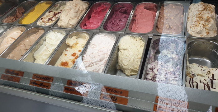 Blick auf die Eissorten im Eissalon Ramelle © Jugend am Werk