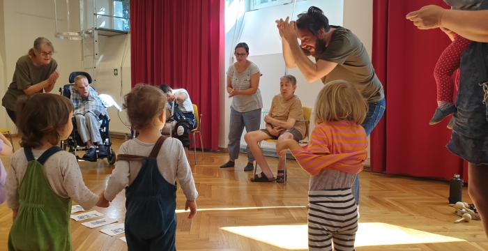 Menschen mit Behinderung und Kinder beim gemeinsamen Musizieren © Jugend am Werk