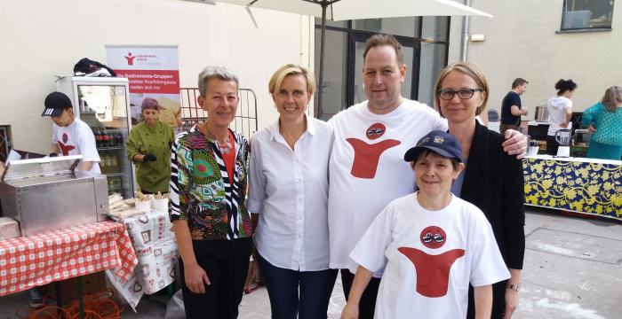 Vorsitzende Gabriele Mörk mit Geschäftsführerin Brigitte Gottschall-Müller, Andreas Heyny und Elisabeth Birsak aus der Werkstätte Kuefsteingasse und Bezirksvorsteherin Michaela Schüchner © Jugend am Werk