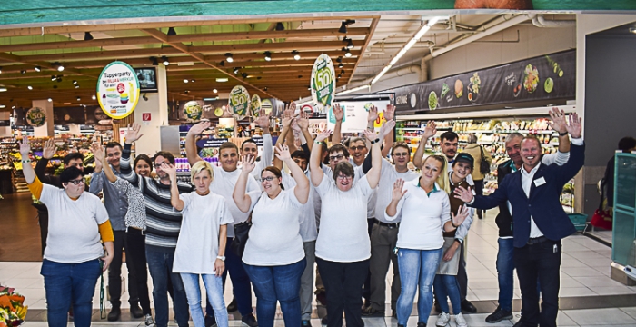 Gruppenfoto vom Aktionstag im Merkur-Markt © Jugend am Werk
