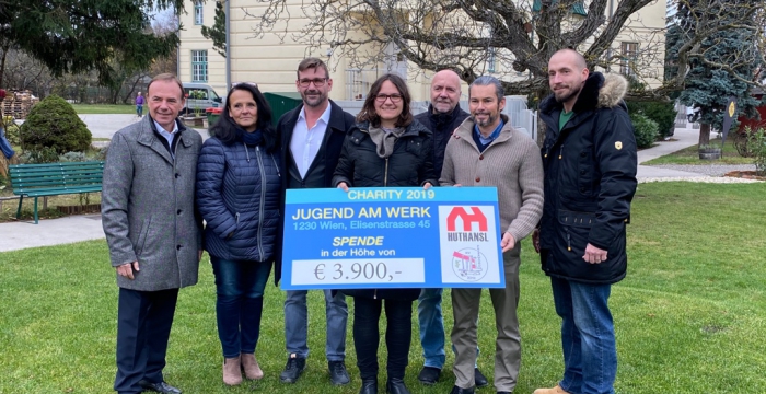 Gruppenfoto mit dem Geschäftsführer der Firma Huthansl sowie Bezirksvorsteher Gerald Bischof © Jugend am Werk