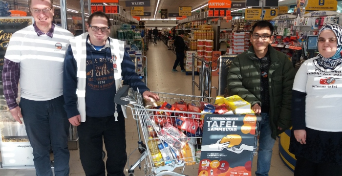 Vier Freiwillige mit Lebensmitteln beim Tafel-Sammeltag © Jugend am Werk