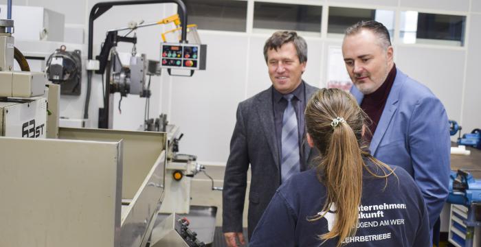 Landeshauptmann Doskozil im Gespräch mit einer Teilnehmerin im Lehrbetrieb Rotenturm © Jugend am Werk