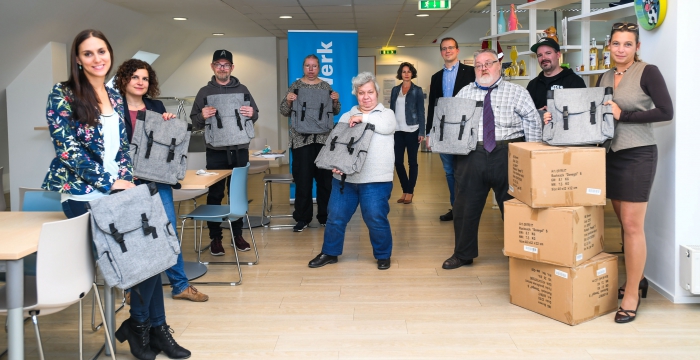 Gruppenfoto von der Übergabe der Rucksäcke an Jugend am Werk © Andi Bruckner