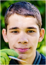 junger Mann mit Gartenwerkzeug © kollektiv fischka/fischka.com