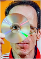 Mann blickt durch CD hindurch © kollektiv fischka/fischka.com