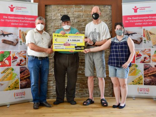 Übergabe der Spende der Firma Hatwagner: von links nach rechts: Firmenchef Hr. Hatwagner, Hr. Sarka (Haussprecher WS Kuefsteingasse), Hr. Heribert Schwarz (Werkstätten-Rat), Fr. Michelle Strauss (Teilnehmerin). © Jugend am Werk