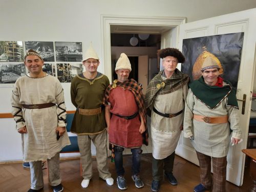 Fünf Menschen mit Lernschwierigkeiten im Hallstatt-Kostüm bei der Eröffnung des Deck 50 © Jugend am Werk