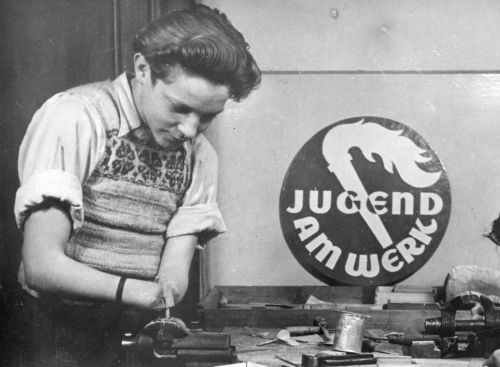 Junger Lehrling ohne Unterarme bei der Arbeit im Jahr 1952 © Archiv Jugend am Werk