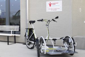 Rollstuhl-Fahrrad vor dem Eingang zum Standort Seebogen © Jugend am Werk