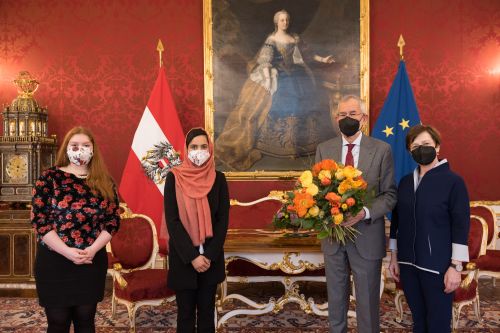 Bundespräsident Van der Bellen und seine Gattin Doris Schmidauer mit den beiden Floristik-Lehrlingen in der Hofburg © Peter Lechner/HBF