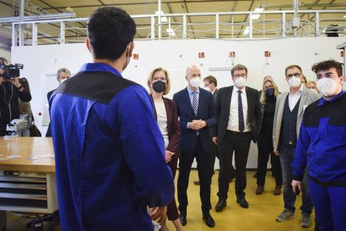 Ministerin Gewessler, Minister Kocher und AMS-Vorstand Kopf im Bildungscampus Elektro © Jugend am Werk