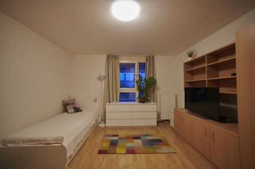 Wohnraum mit Blick auf das Bett, Garconnierenverbund Breitenfurter Straße © Jugend am Werk