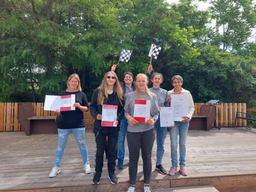 Fünf Frauen der Facharbeiterinnen-Intensivausbildung KFZ-Technik mit ihren Abschlussurkunden © Jugend am Werk
