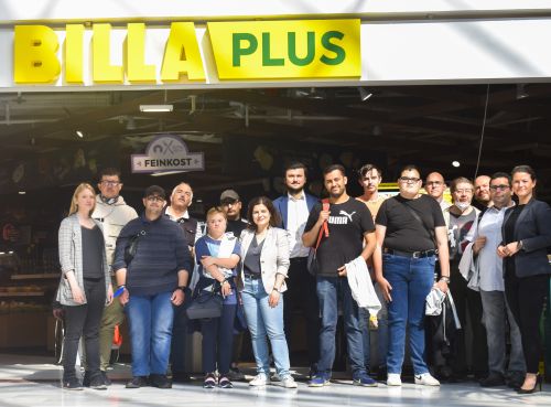 Gruppenfoto mit Teilnehmerinnen vor dem Billa Plus Lugner City © Jugend am Werk