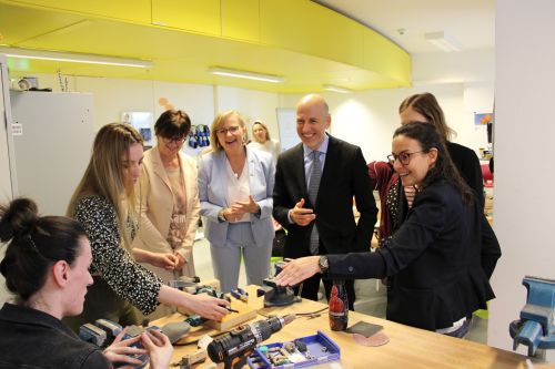 Minister Kocher und Jugendstaatssekretärin Plakolm zu Besuch in der technischen Werkstatt © Jugend am Werk, Katharina Lewis