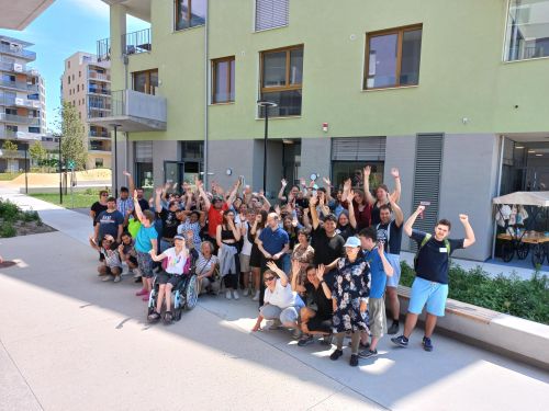 Gruppenfoto der Schülerinnen und Schüler vor der Tagesstruktur Seebogen © Jugend am Werk