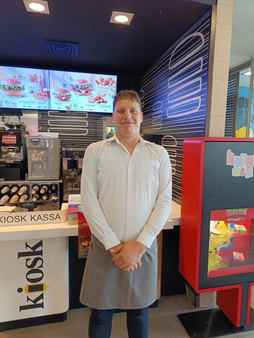 Herr Sladky in der Filiale von McDonalds © Jugend am Werk