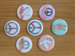 Buttons mit Friedensmotiven © Jugend am Werk