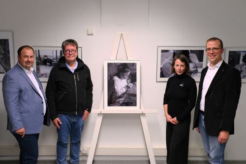 Bezirksvorsteher Nikolai, Professor Hoeren, Standortleitung Kuntner und stellvertretender Geschäftsführer Bamberg bei der Eröffnung © Attila Izmir